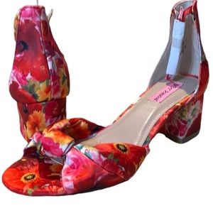 NWOT BETSEY JOHNSON - Ivee Pink Floral Satin Knotted Block Heel - Size 8.5